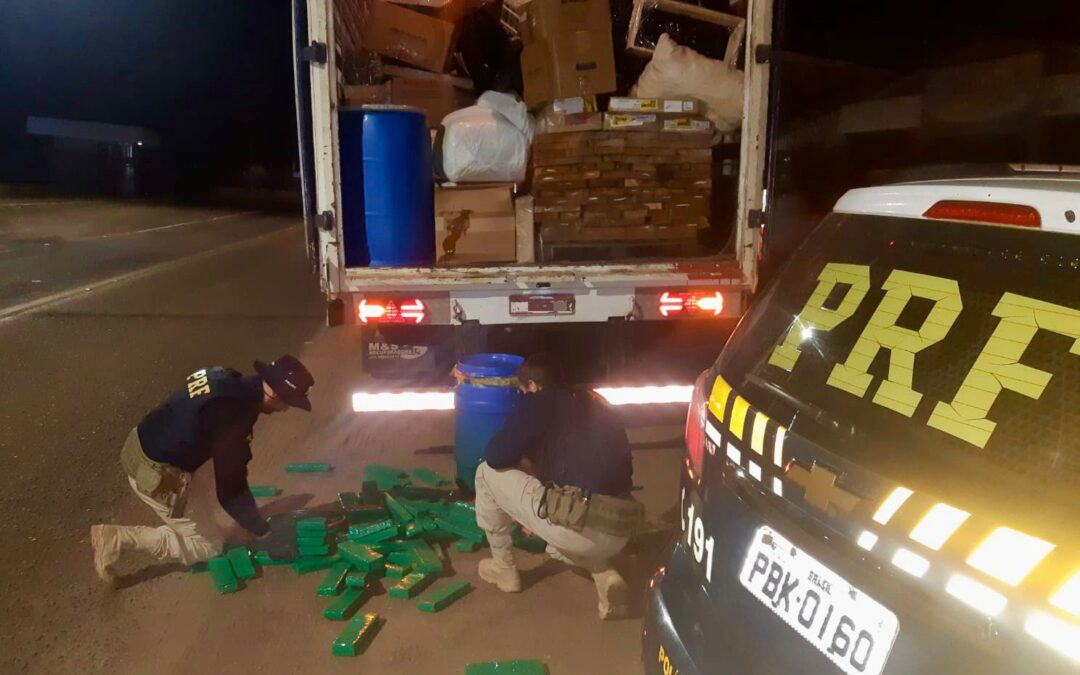 PRF intercepta carga de maconha dentro de tonel com ácido na BR 480