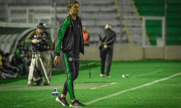 “Sem tirar os pés do chão”: Carpini comemora vitória do Juventude e fala da busca pelo acesso