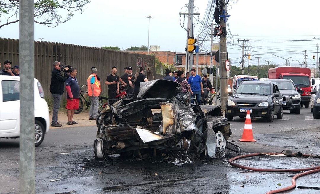 Colisão entre carro e ônibus com crianças deixa feridos em estado grave