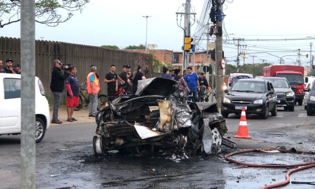 Colisão entre carro e ônibus com crianças deixa feridos em estado grave