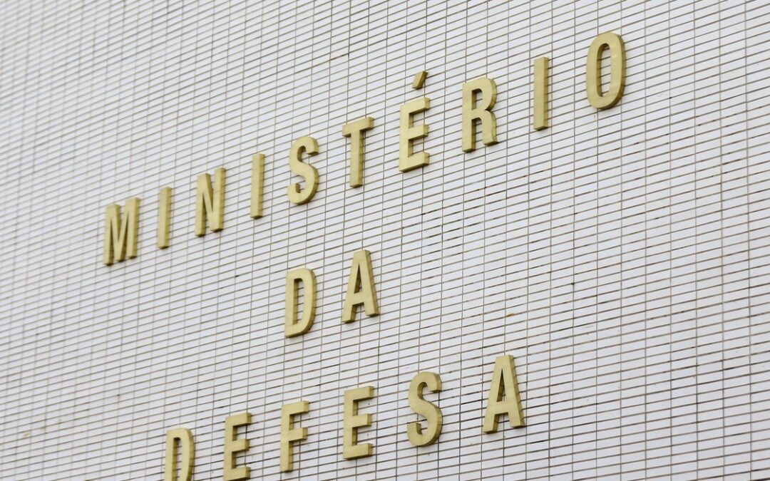 Hacker esteve em reuniões no Ministério da Defesa antes das eleições