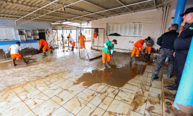 Apenados atuam na limpeza de escolas atingidas pela enchente no Vale do Taquari