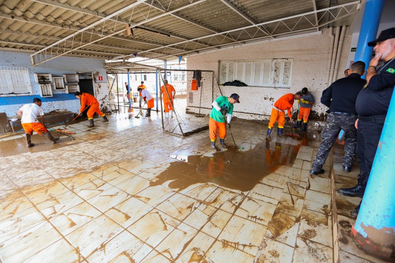 Apenados atuam na limpeza de escolas atingidas pela enchente no Vale do Taquari
