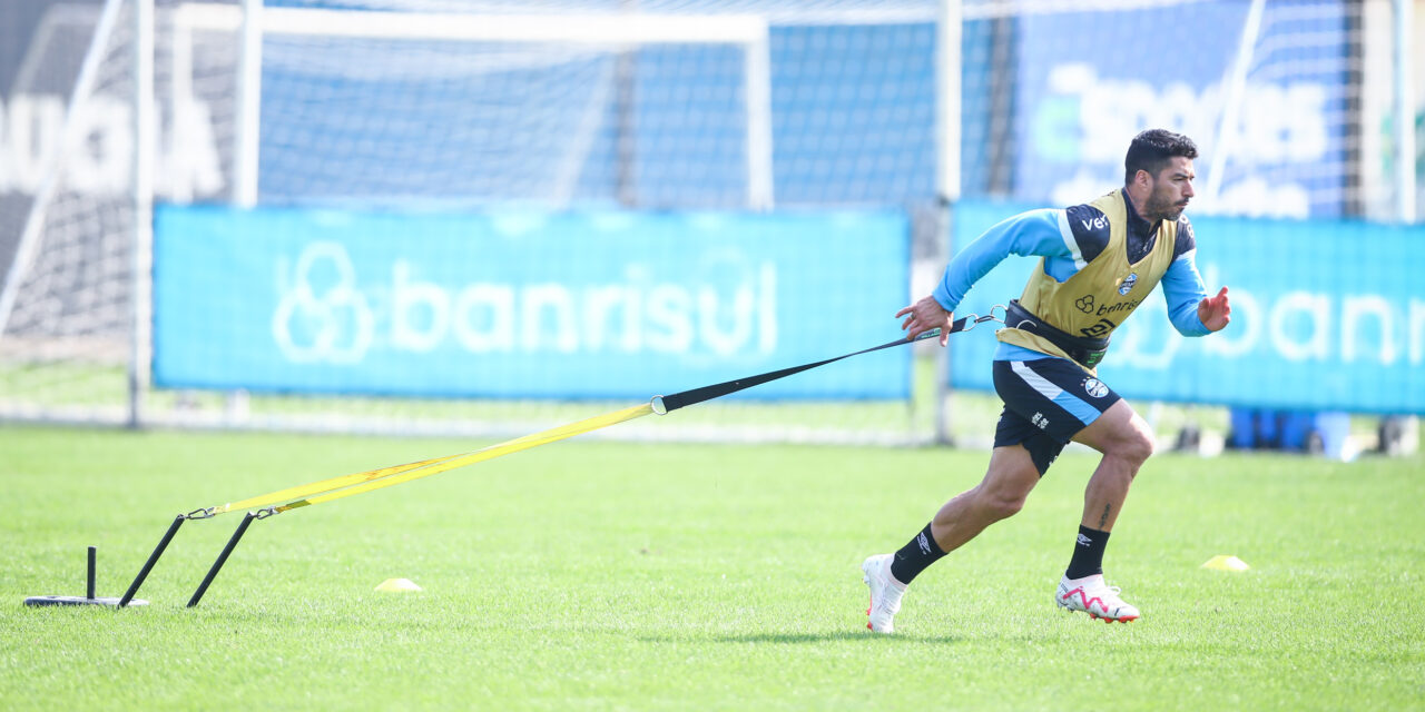 Com Suárez e Geromel, Grêmio treina com foco na retomada do Brasileirão