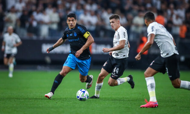 Grêmio empata com o Corinthians em jogo de oito gols e lance polêmico