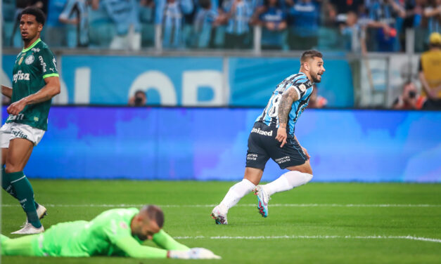 Grêmio vence o Palmeiras e retorna ao G-4 do Brasileirão