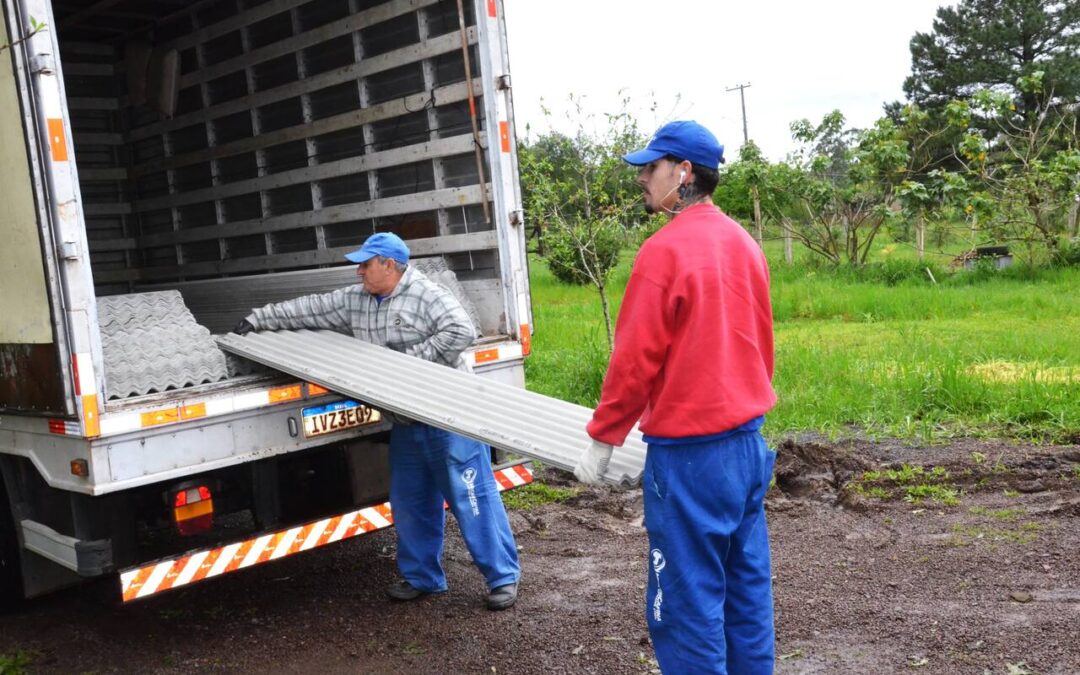 Prefeitura de Gravataí distribui telhas para moradores afetados por chuvas e granizo