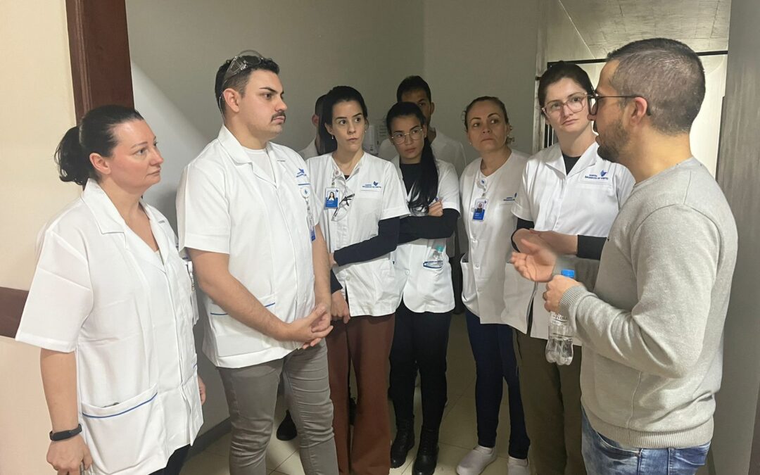 Voluntários do Instituto Moinhos Social atendem vítimas da enchente em Muçum