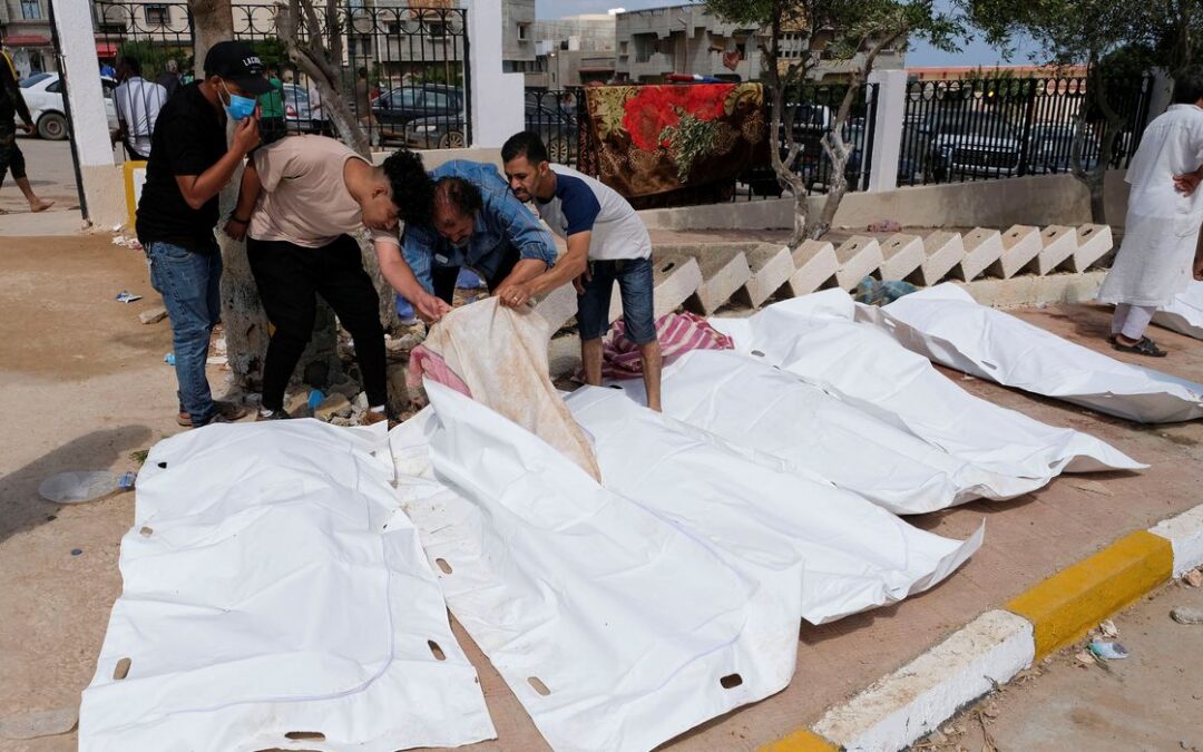 Cidade líbia atingida por enchentes conta perdas e busca desaparecidos