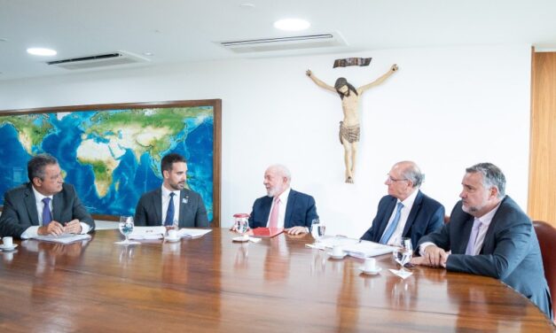Governador Eduardo Leite entrega lista com demanda do Estado ao Presidente Lula