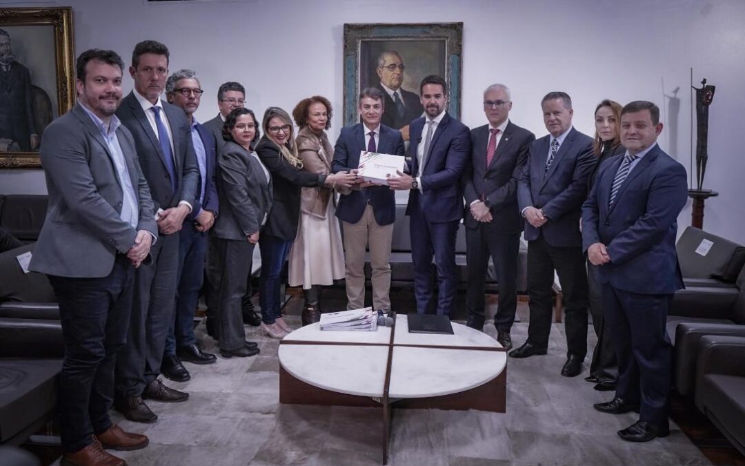 Leite entrega Projeto de Lei Orçamentária para 2024 à Assembleia Legislativa