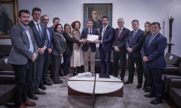 Leite entrega Projeto de Lei Orçamentária para 2024 à Assembleia Legislativa