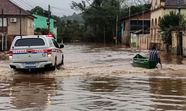 Chuva causa bloqueios em rodovias e mobiliza esforços de resgate no estado