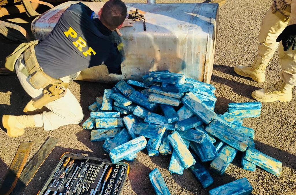 PRF apreende carreta com mais de meia tonelada de maconha nos tanques de combustível