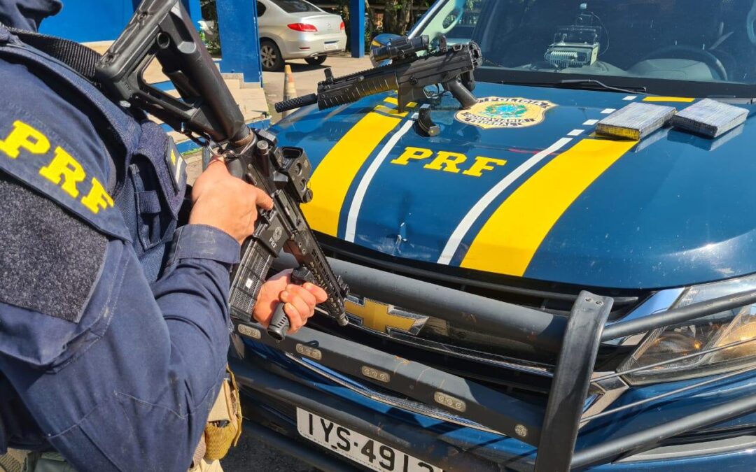 Perseguição termina com prisão e apreensão de fuzil e cocaína