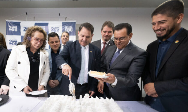 Câmara Municipal de Porto Alegre festeja 250 anos com corte de bolo e música