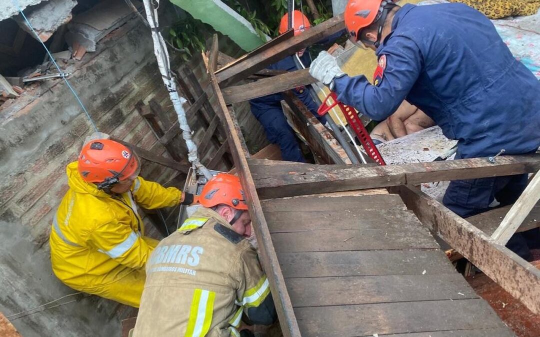 Casa desaba no Vale do Sinos e moradores ficam soterrados