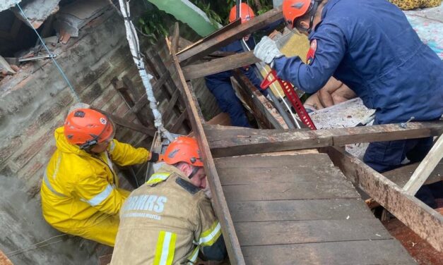 Casa desaba no Vale do Sinos e moradores ficam soterrados