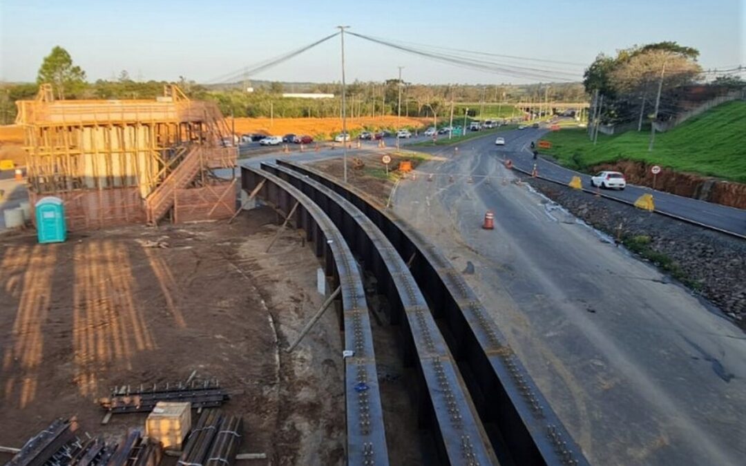 Içamento de vigas para a construção do viaduto entre a ERS-030 e a ERS-118 modifica o trânsito