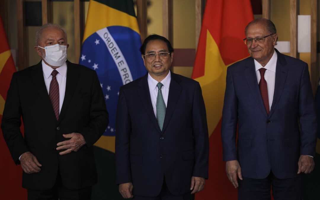 Lula assina acordos de defesa, educação e agricultura com Vietnã