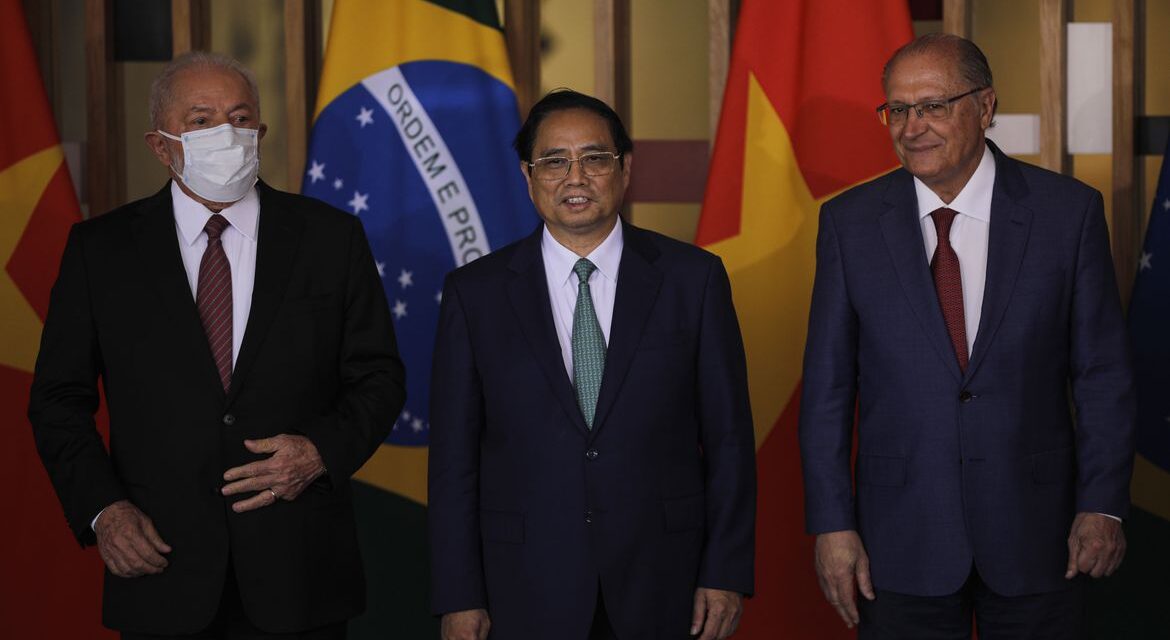 Lula assina acordos de defesa, educação e agricultura com Vietnã