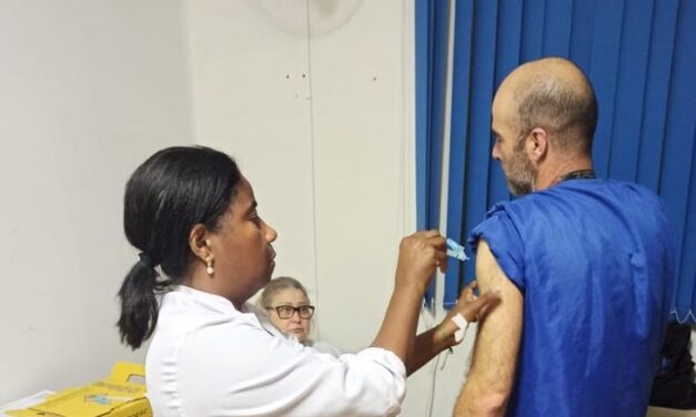 Ação da prefeitura de Gravataí em escolas estaduais soma 450 doses de vacinas aplicadas e 275 testes rápidos realizados