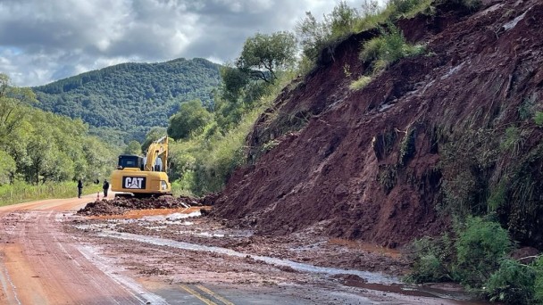 Chuvas causam destruição e bloqueios em rodovias gaúchas
