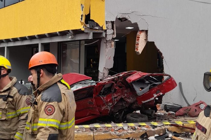 Carro é atingido por caminhão e colide contra padaria em São Leopoldo