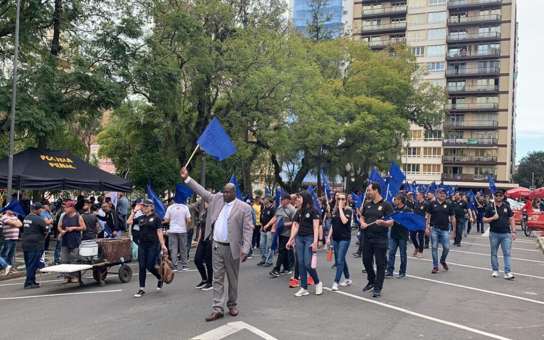 Policiais penais e civis protestam por recomposição salarial e condições de trabalho