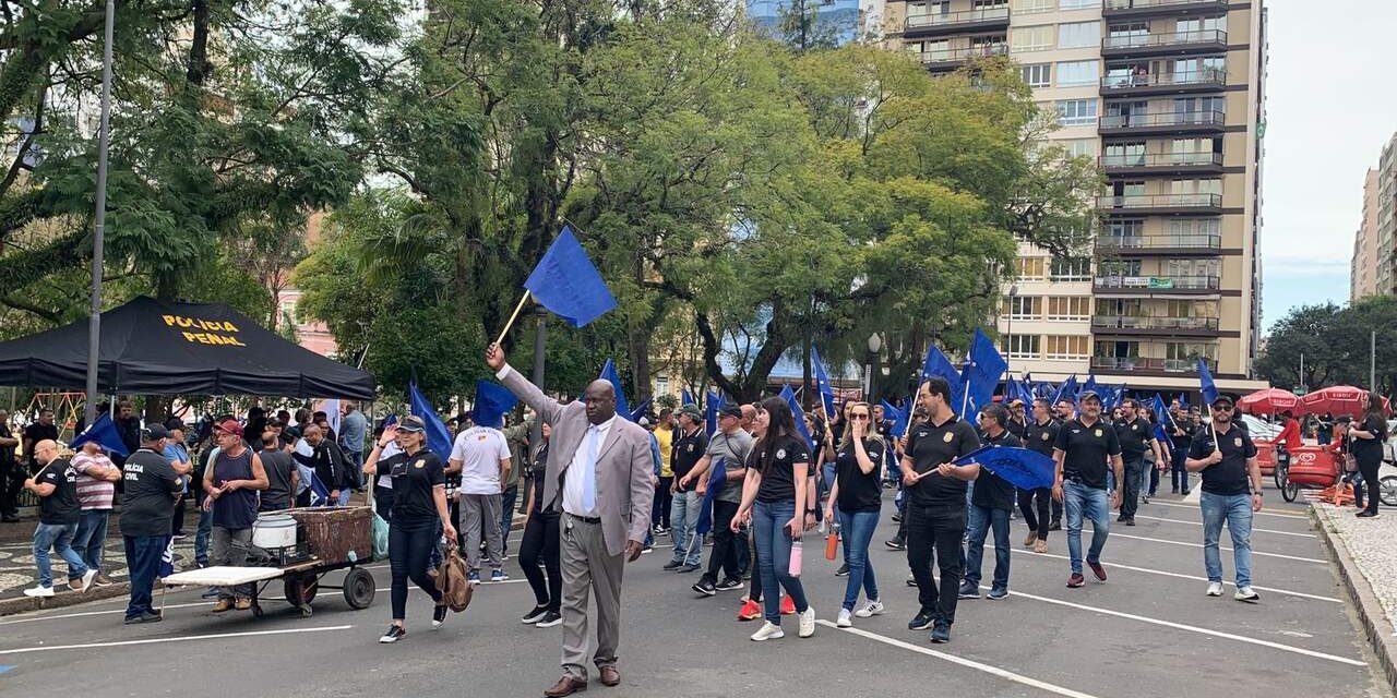 Policiais penais e civis protestam por recomposição salarial e condições de trabalho