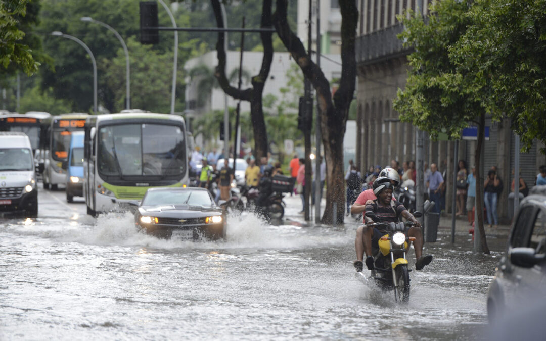 Possibilidade de alagamentos e inundações no sábado é alertada pela Defesa Civil