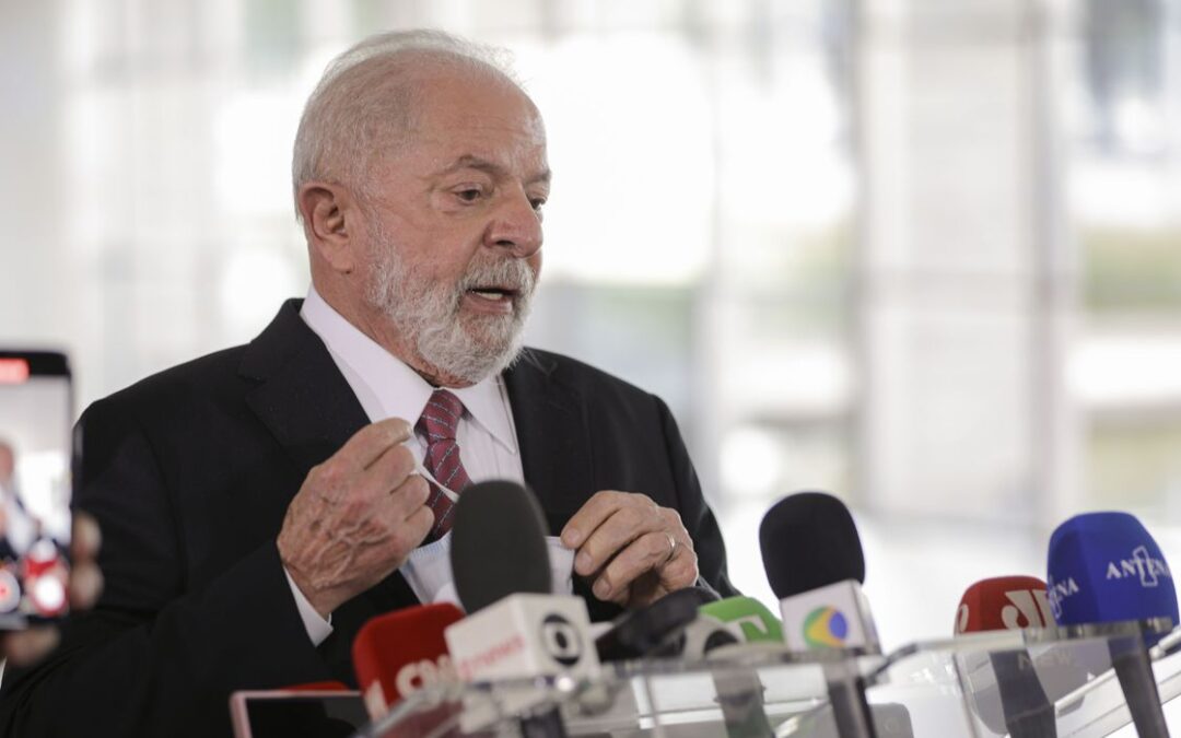 Lula deixa hospital em Brasília após cirurgia