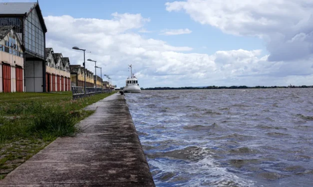 Lago Guaíba ultrapassa novamente cota de inundação e mantém Porto Alegre em alerta
