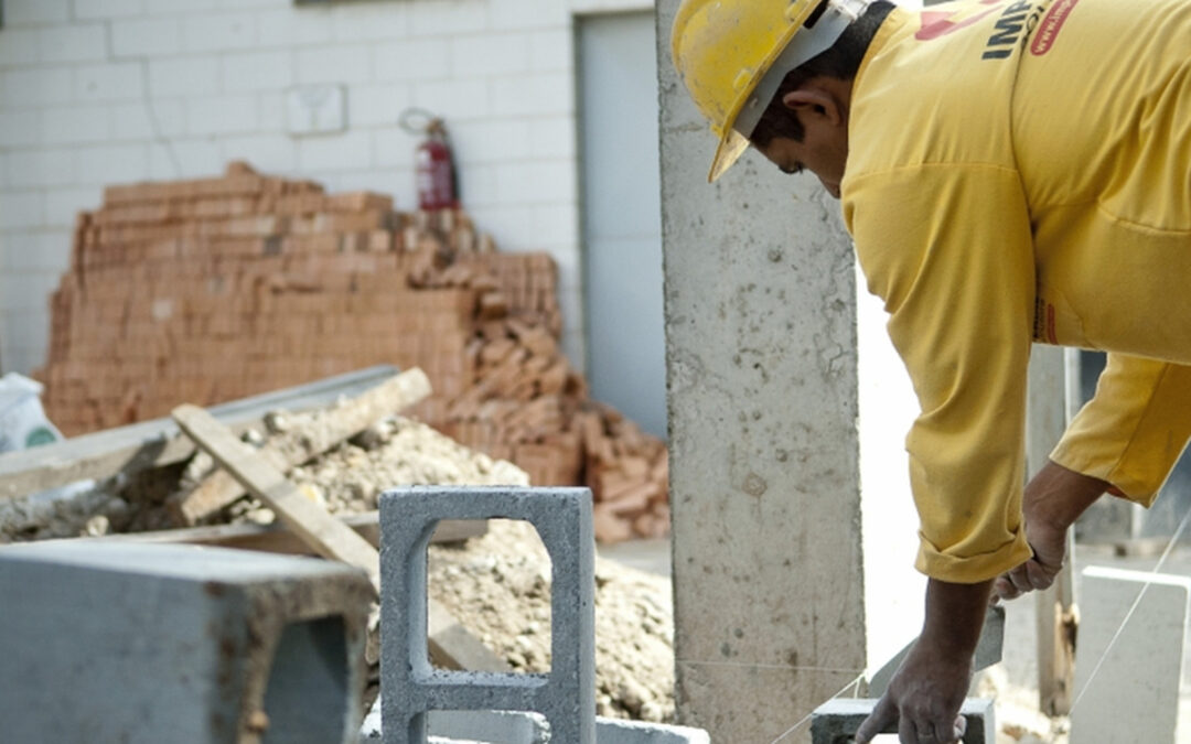 Convênios assinados pelo Estado irão garantir a construção de casas em Farroupilha e banheiros em Bom Jesus