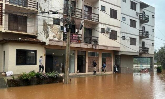 Nível do Rio Taquari sobe e invade ruas de Muçum e Lajeado