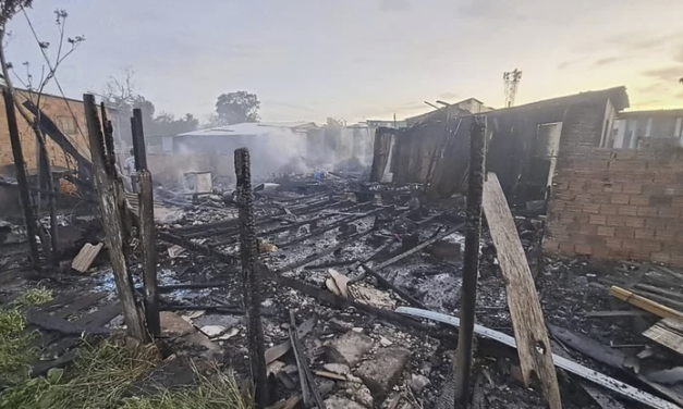 Incêndio destroi residências no bairro Harmonia, em Canoas