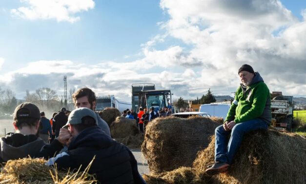 Agricultores franceses mantêm bloqueios em estradas