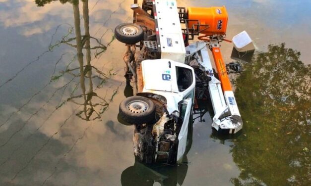 Caminhão da CEEE Equatorial tomba no meio da Avenida Ipiranga, em Porto Alegre