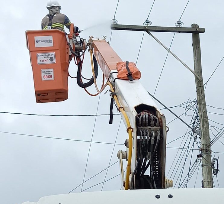 CEEE equatorial está trabalhando no reestabelecimento de energia de clientes afetados após tempestade de quarta-feira