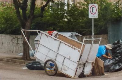 Corpo é encontrado em carrinho de coleta seletiva na capital