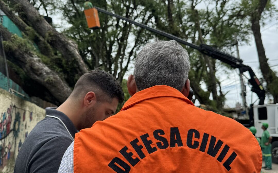 Equipes da prefeitura de Porto Alegre atuam na limpeza das ruas após estragos causados pelo temporal