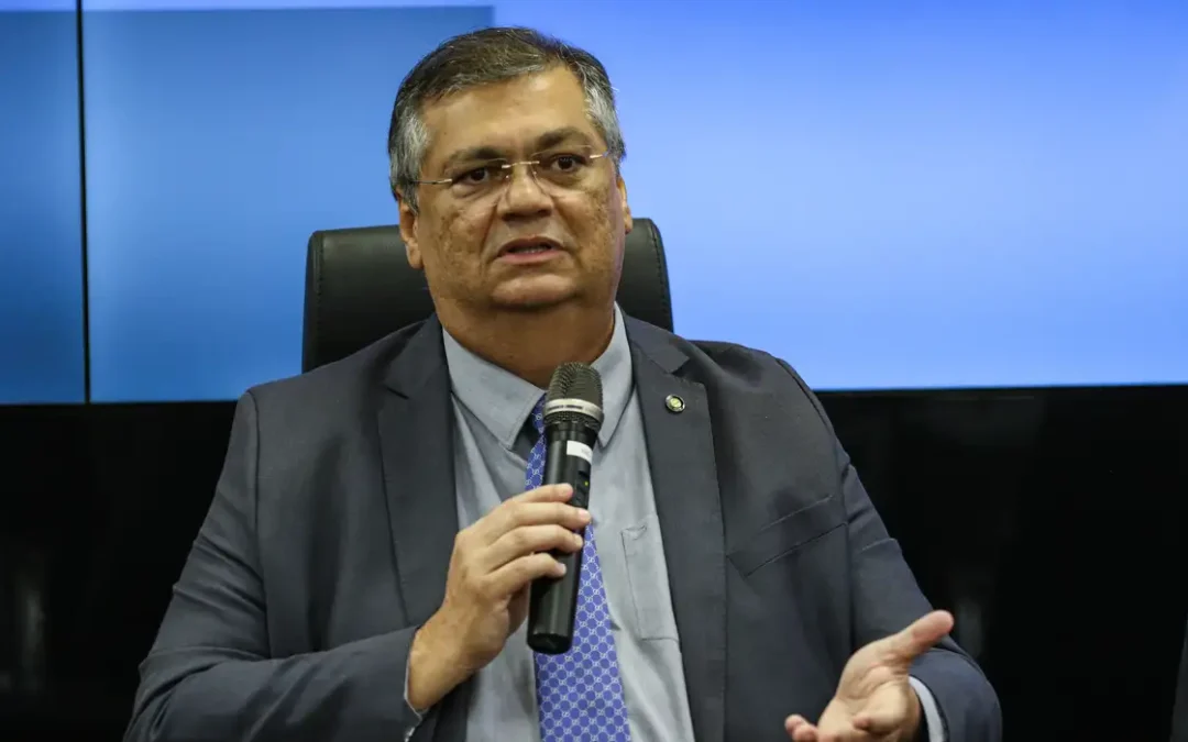 Antes de deixar o cargo de ministro da Justiça, Dino deve propor obrigatoriedade de câmeras nas fardas de policiais