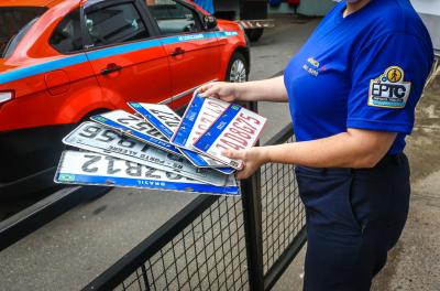 Placas de veículos perdida durante o temporal estão sendo recolhidas pela EPTC