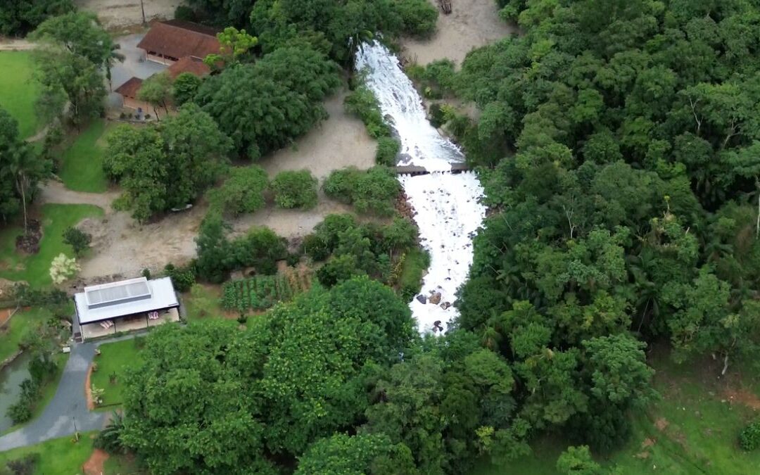 Caminhão que carregava ácido sulfônico tombou em Santa Catarina