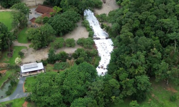 Caminhão que carregava ácido sulfônico tombou em Santa Catarina