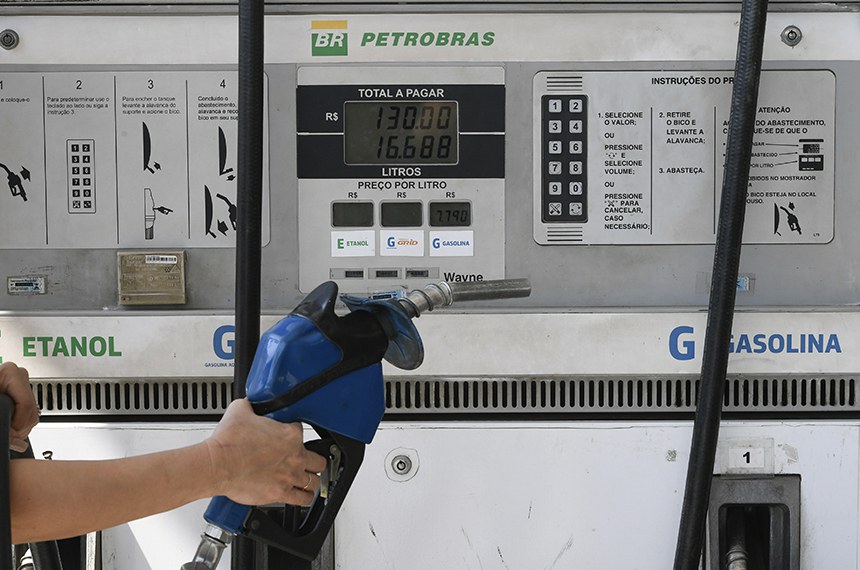 Self-service de combustíveis: projeto permite que motoristas abasteçam o veículo por conta própria no posto de gasolina