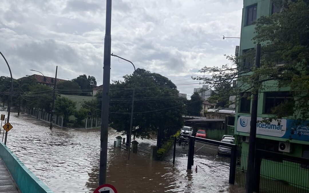 Zona Norte da capital tem vias bloqueadas após temporal