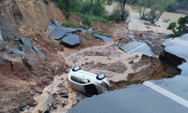 Cratera se abre na BR-470 e carro é “engolido”