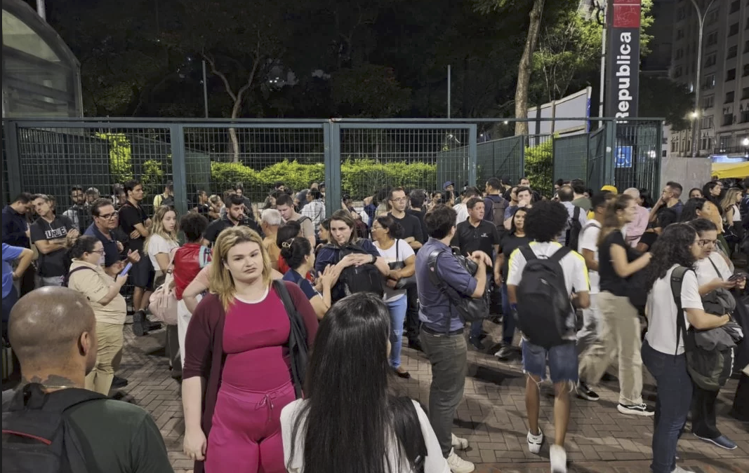 A linha 3-vermelha do metrô de São Paulo foi parcialmente paralisada