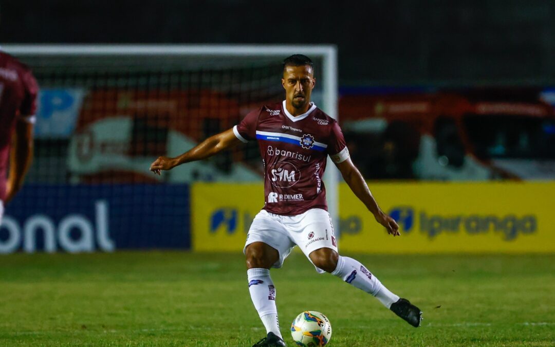 Zagueiro do Caxias sofre lesão em partida contra o Brasil e passa por cirurgia